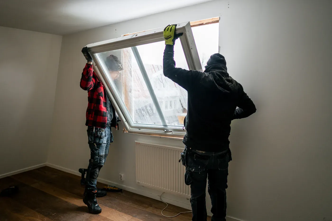Två montörer installerar fönster