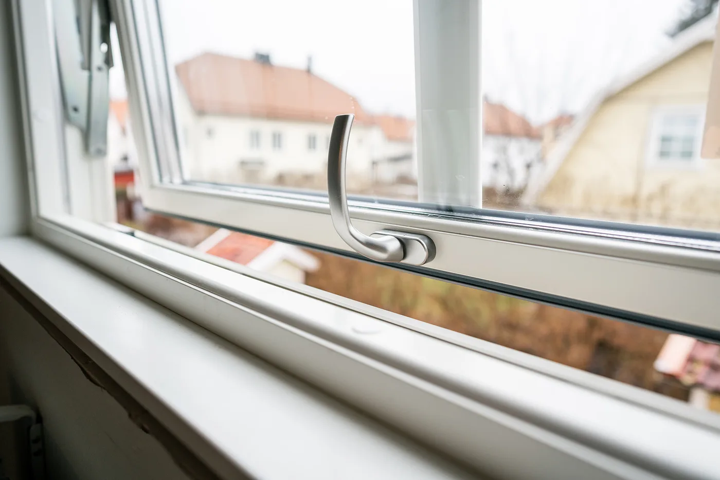 Fönstermontör installerar fönster i villa