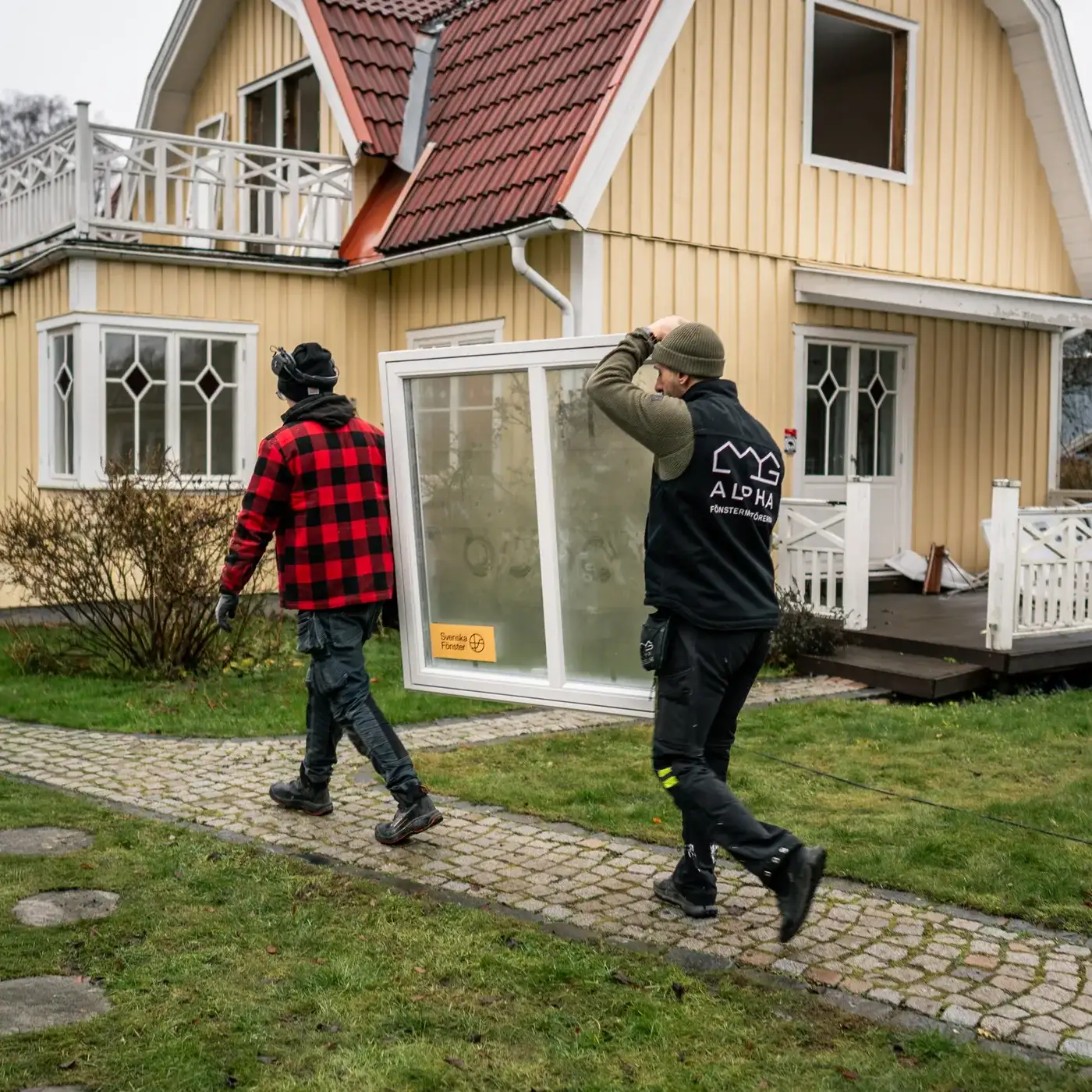 Fönsterbyte i villa - MG Alpha montörer bär in fönster