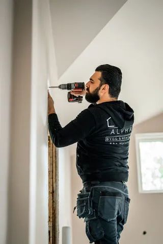 Montör borrar i vägg vid fönsterbyte