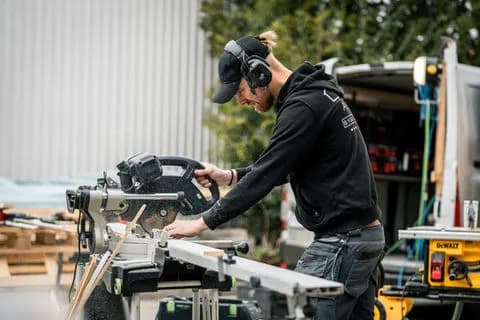 Montör kapar list vid geringssåg