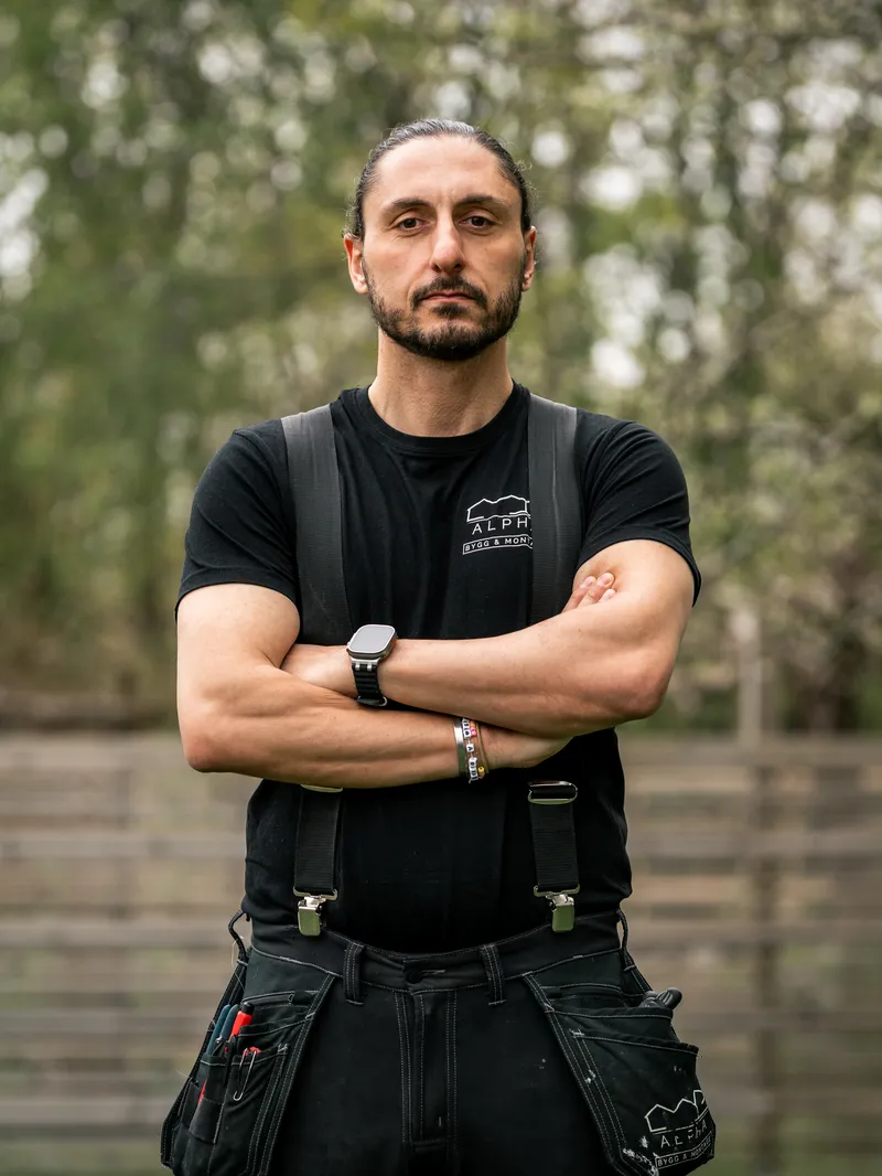 Simon, Fönstermontör på MG Alpha