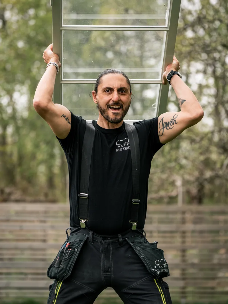 Simon, Fönstermontör på MG Alpha - på riktigt