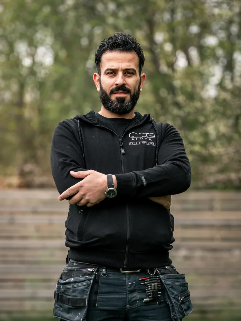 Reza, Fönstermontör på MG Alpha