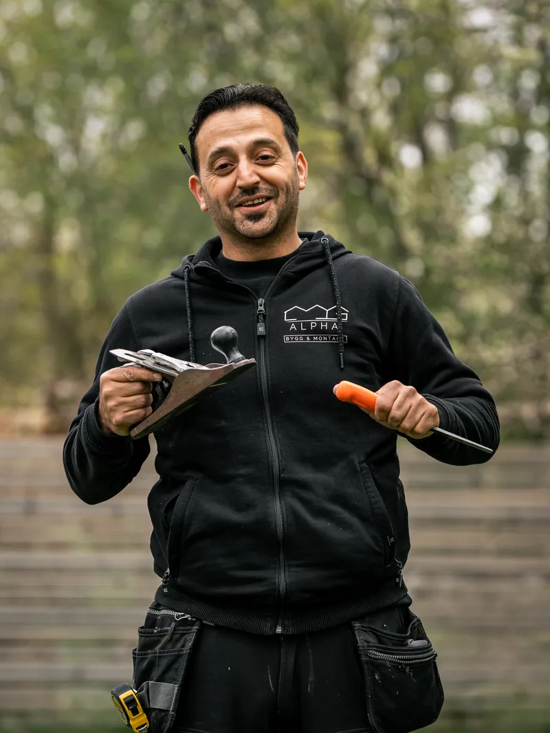 Ali, Fönstermontör på MG Alpha - på riktigt